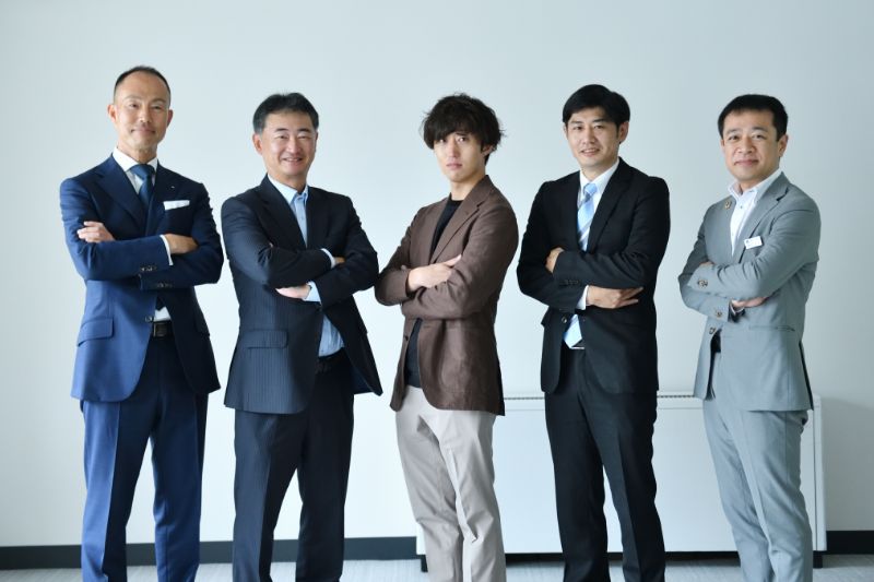 写真：横一列に並ぶ令和6年度支援先企業の代表者