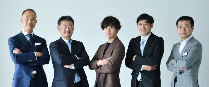 写真：横一列に並ぶ令和6年度支援先企業の代表者